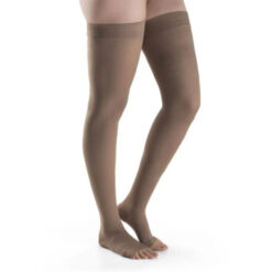 Meia Sigvaris Coxa Dynaven Basic 20-30 mmHg Bege. A Meia de Compressão 7/8 Sigvaris Dynaven Basic 20-30 mmHg é uma meia medicinal unissex que oferece suavidade no contato com a pele, conforto diário e eficácia no tratamento de doenças venosas e linfáticas, melhorando a circulação e reduzindo dores e inchaço nas pernas com praticidade para o dia a dia.